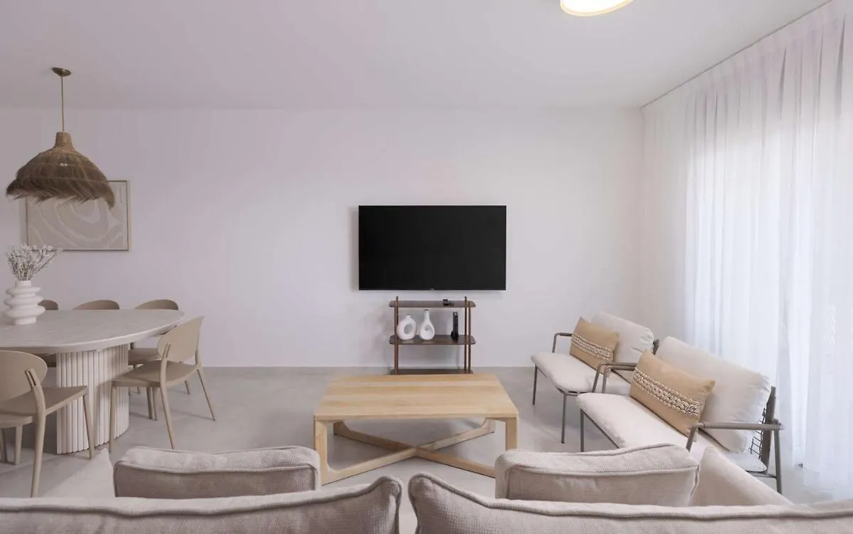 Spacious & Luxurious Family Apartment With Balcony Eilat