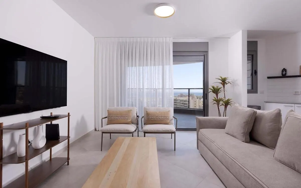 Spacious & Luxurious Family Apartment With Balcony Eilat